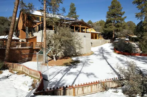Secluded on 9 acres Beautiful 6,000+ Sq. Ft. Cabin, 6 Bd 4.25 Bath - شاليه