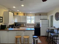 Cheerful historic Townsend Park bungalow in the heart of downtown!