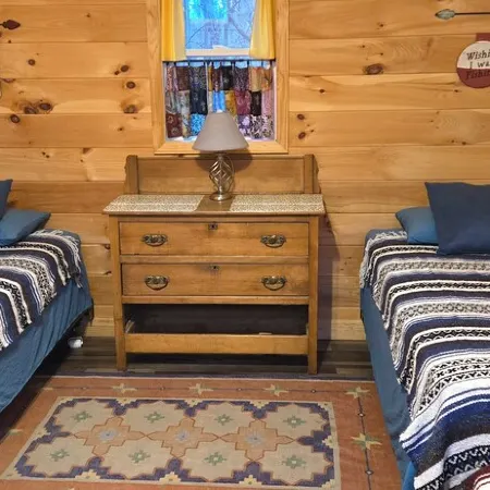 Cozy lake house w/ spacious deck, BBQ/fire pit. Boat ramp1 mi away Pet friendly!
