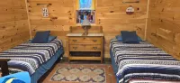 Cozy lake house w/ spacious deck, BBQ/fire pit. Boat ramp1 mi away Pet friendly!
