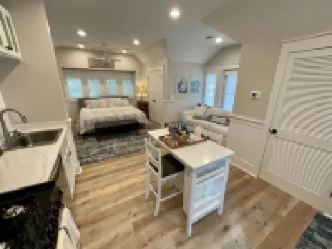 Super Clean & Renovated Carriage House. 1 Blk to Camp Watercolor. Perfect for 2!