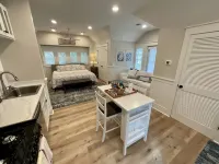 Clean & Newly Renovated Carriage House. 1 blk to Camp Watercolor. Perfect for 2!