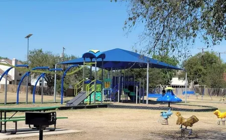 Charming Home Near Lake, not far from Riverwalk, Shopping & SA Attractions!