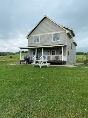 Entire home steps from the Missouri River! Hotels in Oacoma