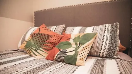 Boho Bungalow w/Private Side Porch in Downtown Bwk Отели в г. Брансуик