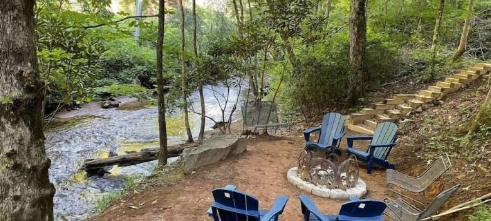 Vintage Luxury Creekside Cabin ~ King Bed, Hot Tub, Fire Pit & Game Room, Dog Ok Hotels in Towns County