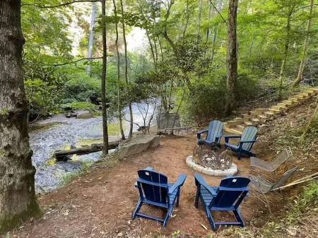 Vintage Luxury CreeksideCabin w/ FirePit, King, Game Room, Hot Tub, BBQ, Wi-Fi