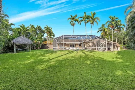 Escape to a Tropical Paradise with a Private Pool & Jacuzzi