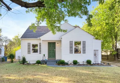 Expo Square 2 block walk, 10 min drive to Down town + Game room 鄰近Tandy School of Computer Science的酒店