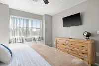 Pool ~ Golf ~ Great Location ~ Near the Landing ~ Cozy Stay ~ View