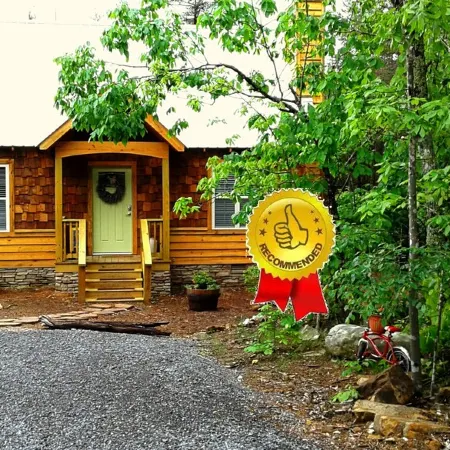 ♥ Sleep in the woods, wake to the birds - Hot tub,  King bed,  PRIVACY!