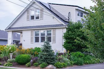 Lordship Charmer HAS IT ALL! Comfortable stay, accessible, family friendly! Hotels near Sikorsky
