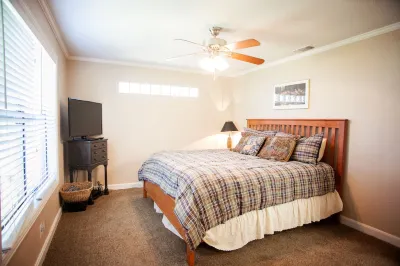 Live Water!!! A Spectacular Hill Country Family Retreat with waterfront privacy
