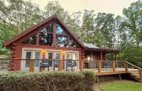 Spacious Cabin Retreat • Hot Tub • Pool Table • Firepit • Near Town/Train • Pets