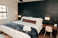 2 minutes to downtown! Hill Country Luxury Duplex TX Wine Trail - Home B