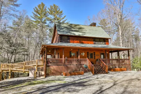 Serene Mountain Lodge: HotTub, FirePit, Game Room Minutes from Downtown Ellijay