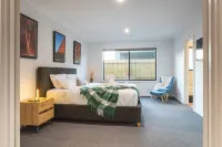 Sauna + King Beds, Super Large Luxurious Home