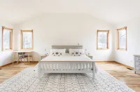 NEW Spacious 5 bedrooms with Public Lake & Beach Access and Kayak!