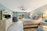 Beautifully Renovated, One Story, Private Pool w/Spa. 15 min. easy walk to Beach