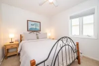 Walloon Lake Waterfront! Private Beach! Pets! Fireplace! Fall Colors! Hotels in Bear Creek Township