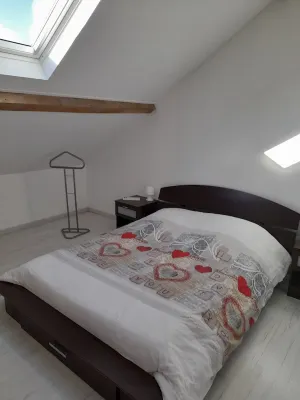 Charmant Appartement Neuf Dans une Maison, à 12 min du Pal, Climatisé, Parking