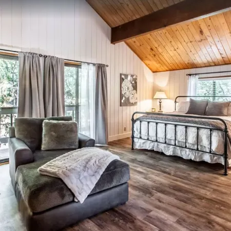 Spacious Blue Jay Cabin with Vaulted Ceilings!