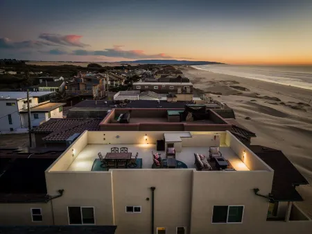 Strandcastle Beach House 2.0 - Oceanfront! - You're right on the sand! Отели в г. Ошено