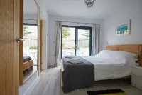 Trevone, Padstow-Modern Apartment minutes from sandy beach and SW coast path Hotels in 