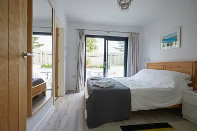 Trevone, Padstow-Modern Apartment minutes from sandy beach and SW coast path