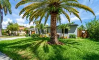 Grey Manor – Spacious 3Br/2BA Hallandale Home, Heated Pool & Smart Amenities
