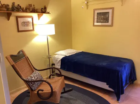 Guest room with private outside entrance and bath in Historic Barrio Viejo Отели рядом с достопримечательностью «Университет Аризона»