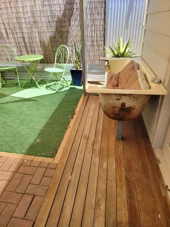 Private access, remote gate.  Netflix,  Foxtel,  Wi-Fi,  A/C,