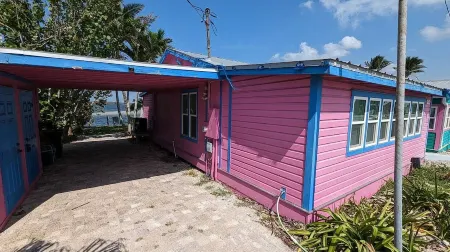 Matlacha Cottage 2/2 remodeled& sunsets! Отели в г. Matlacha