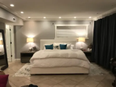 End of the Point - Main House    - - Book Now for the 2026 World Cup - - โรงแรมในเบรเมอร์ตัน