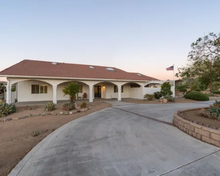 5-bedroom vacation home 15 minutes to Joshua Tree National Park Hotels in Yucca Valley