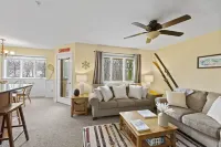 Two bedroom Condo With Mountain View And Fireplace