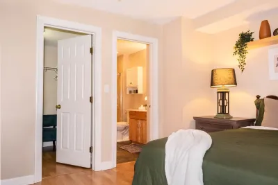 One Bedroom Hideaway w/ free parking steps to Downtown