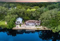 ⤜Spacious Urban RiverEdge Loft With Soaking Tub⤛