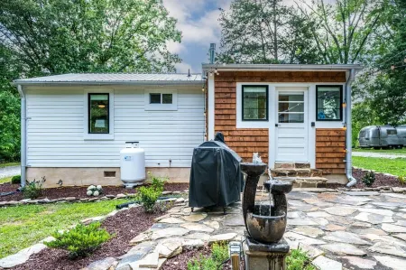 Bungalow Near Jordan Lake, NC