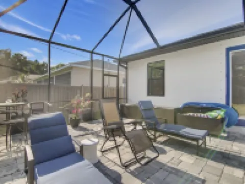 Amazing Outdoor kitchen & Private Screened In Pool Hotels in Estero