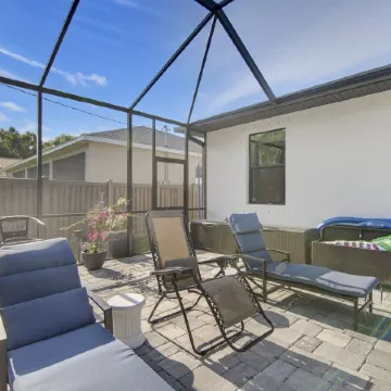 Amazing Outdoor kitchen & Private Screened In Pool