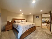 Mountain Vintage Vacation Home! Conveniently in Mt CB, easy access to trails!