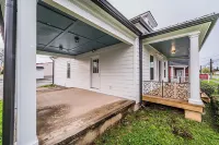 Charming 2-bedroom house newly updated in tranquil Franklin, walk to the square