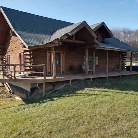 Larsen Rustic Secluded Log Cabin W/Outdoor Hot Tub