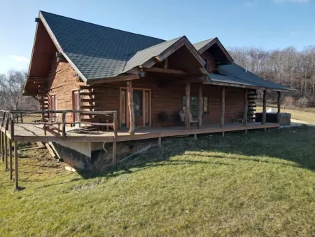Larsen Rustic Secluded Log Cabin W/Outdoor Hot Tub