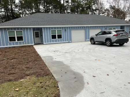 Duplex sleep 24 people.2 mile to beach and 6 full bathroom