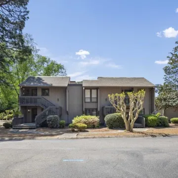 Renovated, Ground Level, 2 Br 2 BA, WiFi, Cable, Pool. 4 Individuals Max.