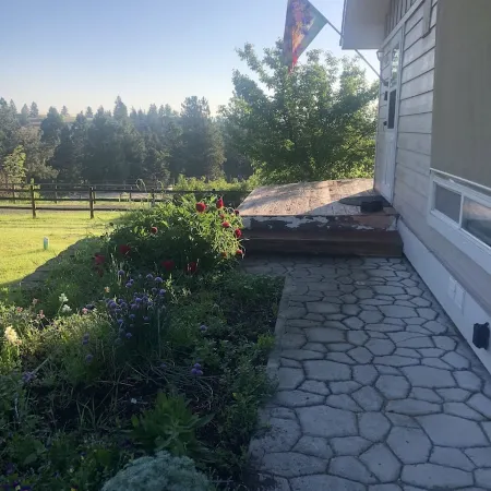 A peaceful one-bedroom house next to the Bitterroot Mountains