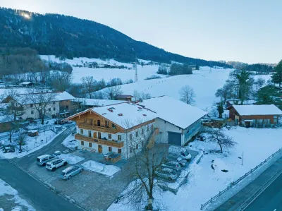 MY STAY Holiday home between Chiemsee beach & Kampenwand for up to 8 pers, 155sqm Hotels near Schiesser Outlet