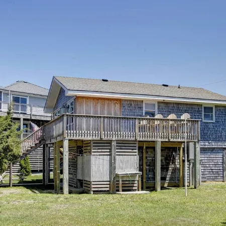 Quaint Waterfront Cottage.  Quick walk to the beach